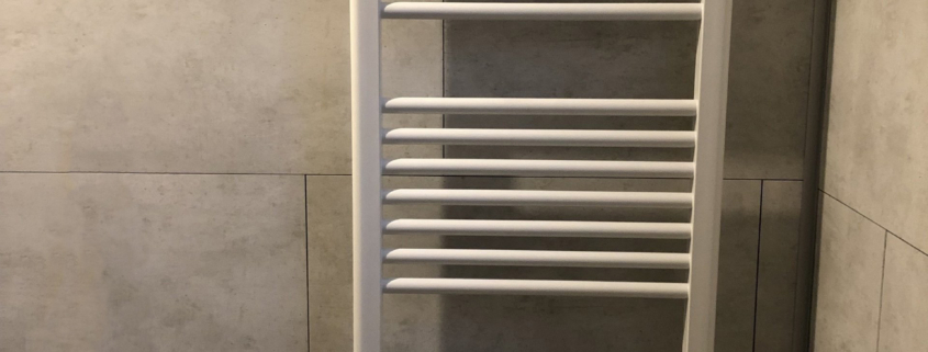 Installation d'un radiateur de salle de bains
